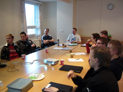 Ryhmä kuuntelee innolla